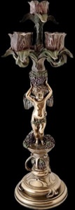 Nærbillede af vinget kerub (engel) figur med druer på Veronese Art Nouveau lysestage